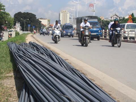Những bó sắt được nhập về nhưng không mang vào cửa hàng mà chờ trên đường, để chuyển ngay đến khách hàng. Ảnh: Thanh Hoa